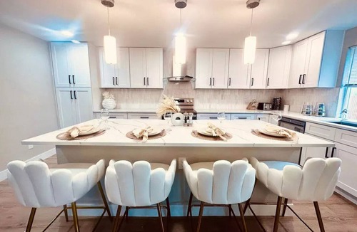 Ralston Valley House | Modern Luxury Retreat < Sleep 16 > Hot Tub, Fire Pit, Game Room & Home Gym