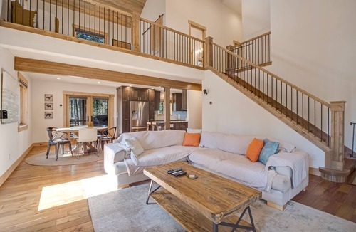 Breckenridge House | Modern Peak 7 Retreat, Hot Tub, Garage, Pet Friendly, Minutes to Ski + Main St