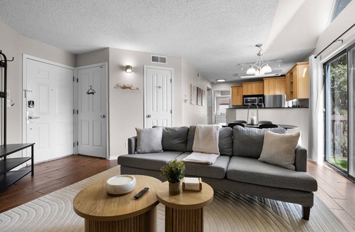 Englewood Condo | Modern Retreat | 2BR Retreat Near Denver | Gym