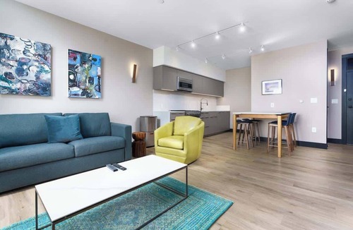 Berkeley Hotel | Modern Retreat w/Balcony Views + Stunning Rooftop Patio