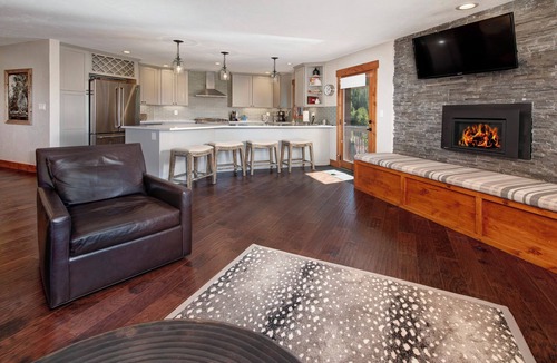 Mountain House Condo | Modern Sophisticated Chic, Walk to Slopes, Waterfront condo In the heart of Keystone