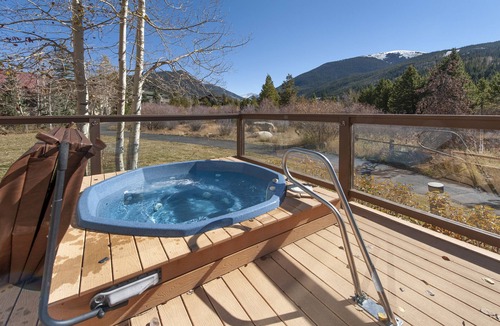 Mountain House Condo | Modern Sophisticated Chic, Walk to Slopes, Waterfront condo In the heart of Keystone