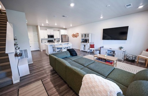 Aurora House | Modern Townhome Near Airport & Gaylord