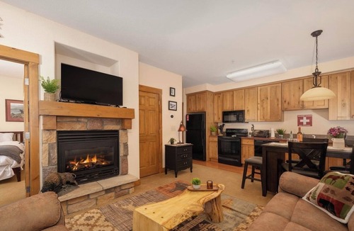 Silvercreek Condo | Moose Roost 2BR 2BA WP RMNP Lakes Mt Bike Pool Hot Tub Ski‑In-Out Granby Ranch