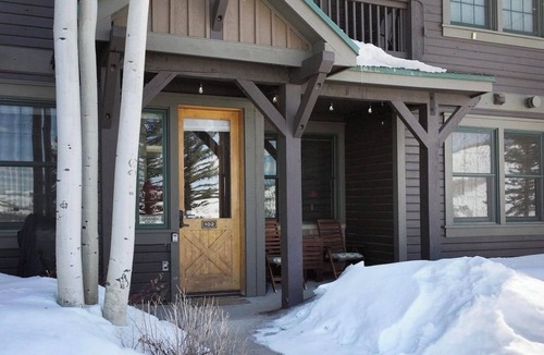 Silvercreek Condo | Moose Roost 2BR 2BA WP RMNP Lakes Mt Bike Pool Hot Tub Ski‑In-Out Granby Ranch