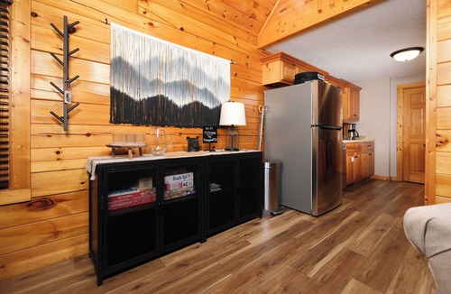 Black Bear Falls Cabin | Mountain Charm Meets Modern Comfort-5 Minutes to Gatlinburg. Hot Tub & Game Room