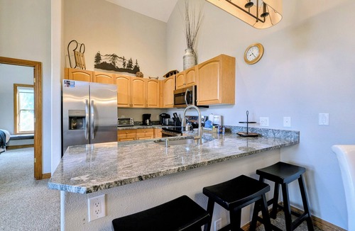 Mountain House Condo | Mountain condo with vaulted ceilings & great views
