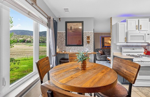 New Castle Condo | Mountain Escape Spa Kit 14 Min to Glenwood Springs Golf Views HotSprings