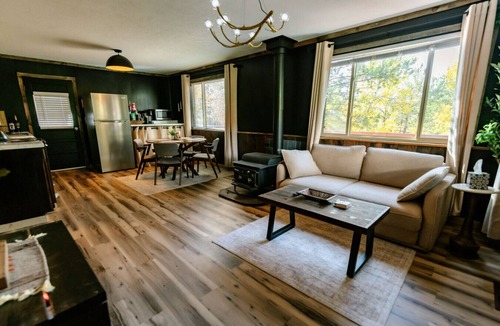 Rainbow Valley House | Mountain Haus - Cozy Pet Friendly Cabin with Views, Hot Tub & Fire Table