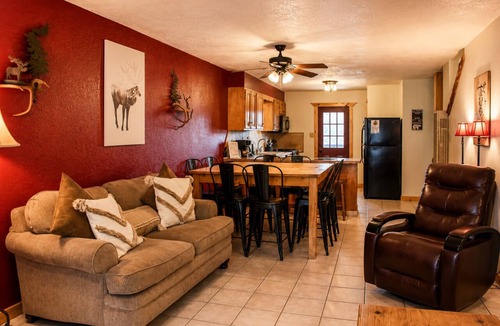 Red River House | Mountain Memories, Walk to Ski Area, Town, Fishing