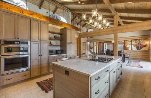 Loghill Village House | Mountain Retreat | Spacious | Trails Access | Air Conditioning STR2025-060