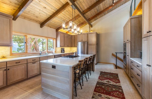 Loghill Village House | Mountain Retreat | Spacious | Trails Access | Air Conditioning STR2025-060