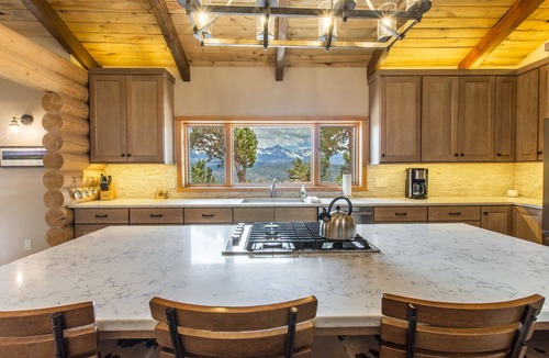 Loghill Village House | Mountain Retreat | Spacious | Trails Access | Air Conditioning STR2025-060