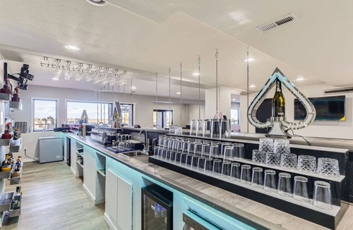 Parker House | Mountain Top Mansion w/Bar, B-ball Court, 6BR, 3FB, 2HB, 2 Air mattress