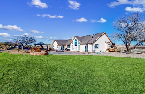 Grand Junction House | Mountain-view home with gazebo, fireplace, fast WiFi, deck & AC - dog-friendly