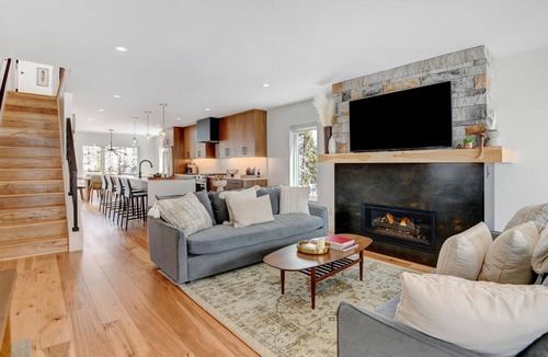Fraser House | Mountain Villa I Private Hot Tub 1219 I Peloton I Great Views I Bunk Room I Discounted Attractions