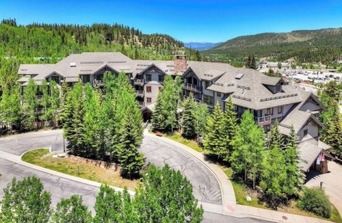 Breckenridge Condo | MTN. Thunder 2BR/2BA Corner Unit - 2 Queens in guest bedroom - 1 Block from Town