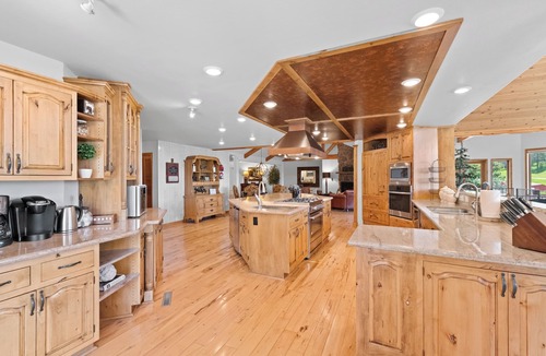 Golden House | Mtn views, 20 acres, 5 bd/7 bath, hot tub, sauna, frisbee golf, luxurious