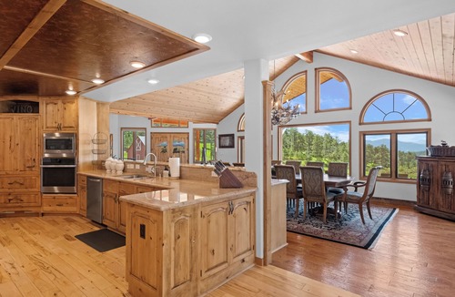 Golden House | Mtn views, 20 acres, 5 bd/7 bath, hot tub, sauna, frisbee golf, luxurious