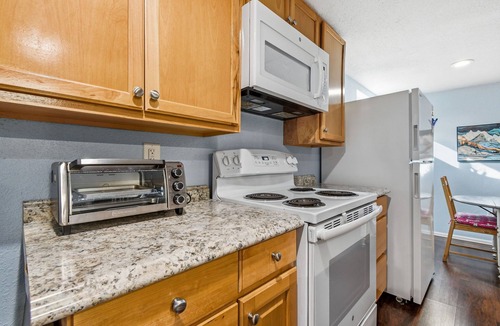 Lakewood Apartment | Near Denver-Sep Entrance-W/D-Park Access-Parking-Backyard
