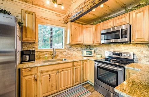 Ponderosa Pines House | Near Town W/Scenic Deck, Hot tub, Free WiFi, Full Kitchen & More