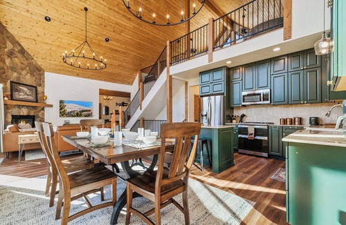 Alma Cabin | New-Build Hot Tub Cabin w/Starlink - Mtn Views, Aspen Woods, 20mi to Breck