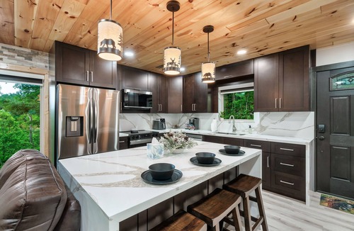 Sevierville Ski Chalet | New Cabin! - Hot Tub-Arcade-Secluded-Close to Dollywood-All Attractions!