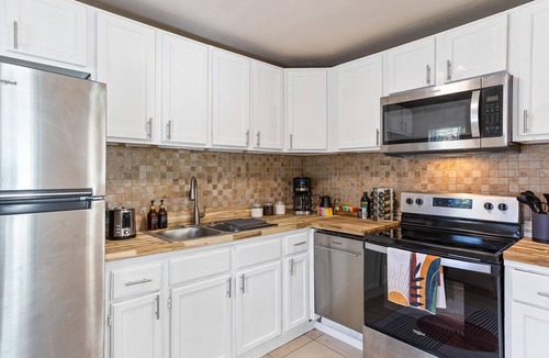 Aurora Apartment | "NEW" Centrally Located Mid-Mod Comfort-Near Anschutz