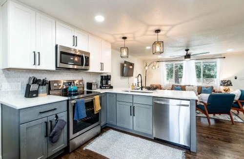 Lakewood House | New Hot Tub - Putt Putt - Family Friendly Home