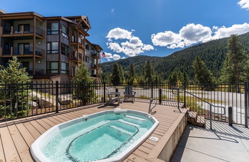 Lakeside Village Condo | *New Listing* 3 Bedroom Luxury Condo in Keystone, Close to Mountain House