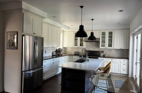Highland House | New Listing - Northside Oasis Wifi, chef's kit, steam shower next to Locavor!
