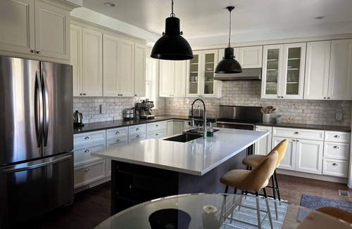Highland House | New Listing - Northside Oasis Wifi, chef's kit, steam shower next to Locavor!