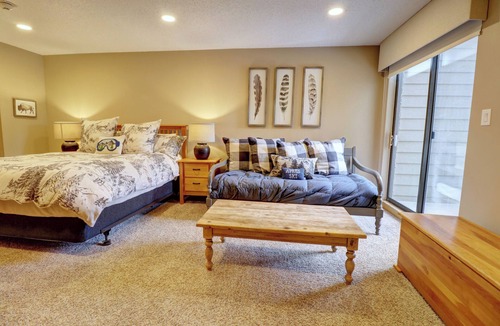 Copper Mountain Hotel | New Listing! Ski in/out Center Village Hotel Room Lots of bedding CM217