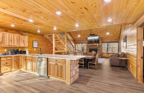 Black Bear Falls Cabin | NEW Luxury GBurg Cabin Private Pool-Theater-Games- Hot Tub