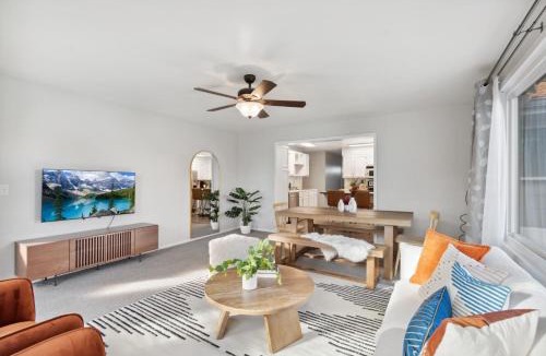 Lamar Heights Area House | NEW Modern 4BR Game Rm Ping-Pong