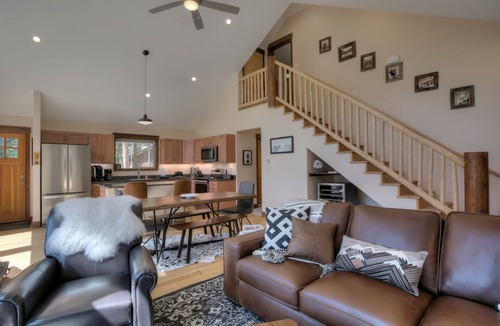 Blue Rock Springs House | New Modern Cabin w/AMAZING VIEWS, hot tub, private pond, & super close to town
