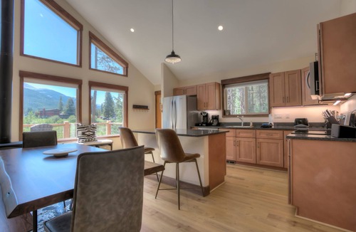 Blue Rock Springs House | New Modern Cabin w/AMAZING VIEWS, hot tub, private pond, & super close to town