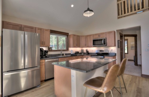 Blue Rock Springs House | New Modern Cabin w/AMAZING VIEWS, hot tub, private pond, & super close to town