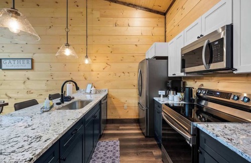 Chalet Village Ski Chalet | New Mtn Chalet | Hot Tub | Near Downtown & GSMNP