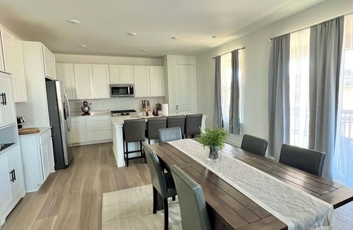 Brighton House | New spacious 4-bedroom house in serene Brighton with cool AC and fast Wi-Fi.