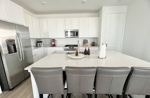 Brighton House | New spacious 4-bedroom house in serene Brighton with cool AC and fast Wi-Fi.