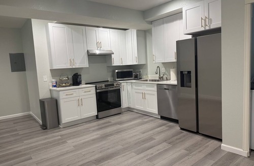 Gateway House | New, Spacious, only 9 miles from DIA, 25 minutes to Downtown, close to restaurar