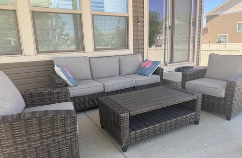 Gateway House | New, Spacious, only 9 miles from DIA, 25 minutes to Downtown, close to restaurar