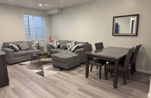 Gateway House | New, Spacious, only 9 miles from DIA, 25 minutes to Downtown, close to restaurar