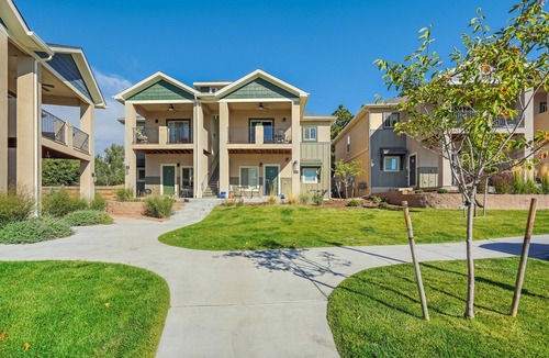 Northeast Colorado Springs Condo | New Upper Condo-Covered Deck-Pet Friendly