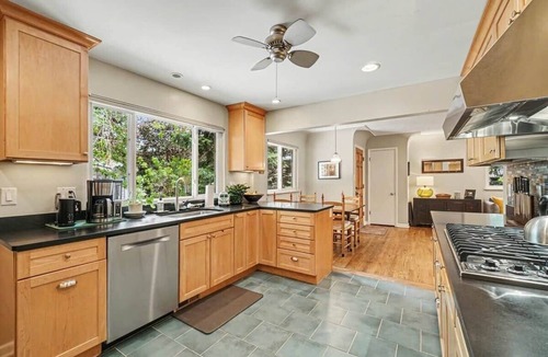 Newlands House | Newlands 4BR Retreat w/Private Suite+Walkable+Rec Center
