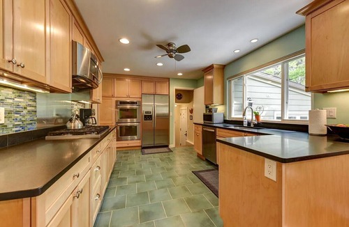 Newlands House | Newlands 4BR Retreat w/Private Suite+Walkable+Rec Center