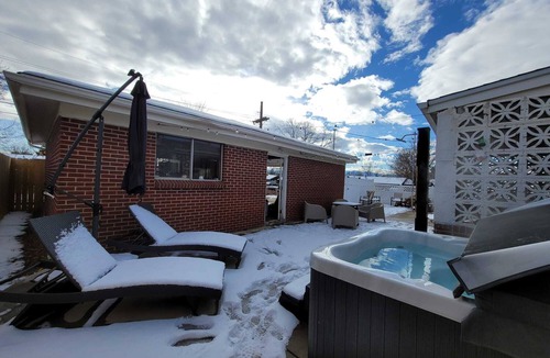 South Westminster House | Newly furnished modern cozy 5-bedroom home with Massage chair, hot tub & more