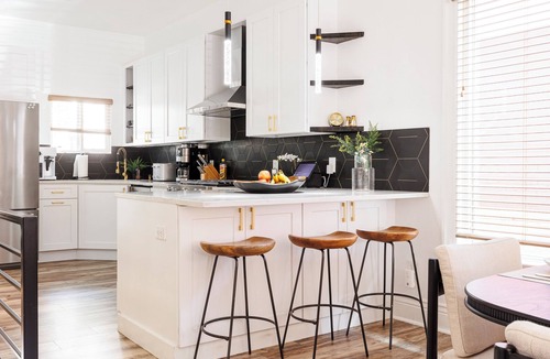 Highland House | Newly Remodeled Downtown Loft – Free Parking, 5 Bds, Fully Stocked