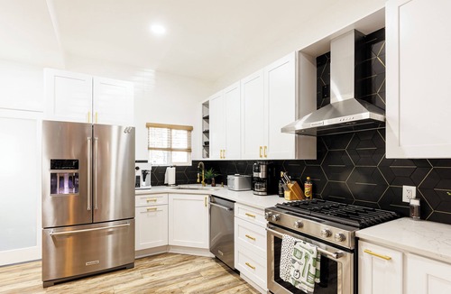 Highland House | Newly Remodeled Downtown Loft – Free Parking, 5 Bds, Fully Stocked